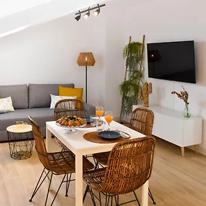 holidays2malaga-trinidad-renovated-1-bedroom-penthouse.es-andalucia.com/